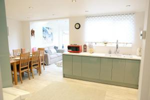 3BR House Sleeps 8 Close to Chester Zoo