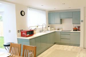 3BR House Sleeps 8 Close to Chester Zoo