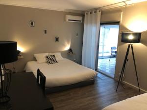 Hotels Logis Hotel l'Abricotine : Chambre Triple