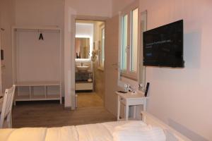 Double Room with Private Bathroom room in Roman Sunrise Rooms