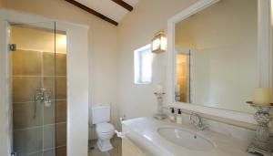 Anelina Paxos Residences (Elinas House)