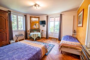 B&B / Chambres d'hotes Domaine du Pressoir : Chambre Triple – Vue sur Montagne