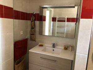 Maisons de vacances Puyvert appartement de charme en duplex au calme avec jardin et acces piscine - Proche Lourmarin : photos des chambres