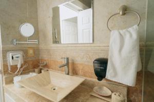 DEPA 100 POR CIENTO FAMILIAR ACAPULCO CERCA DEL MAR CON ROFF GARDEN y JACUZZI