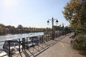 Paris Eiffel Tower et Disney apartments, parkings gratuits et sécurisés, 10 minutes métro to Paris