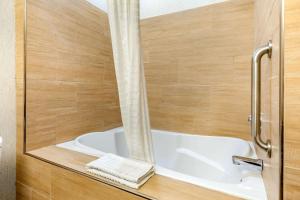 King Room with Spa Bath room in Comfort Suites - Southgate Detroit