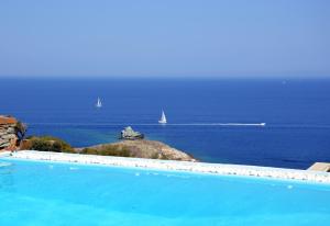 Traditional stone villa with a swimming pool, sea view and large terrace, ideal for a fami Kea Greece