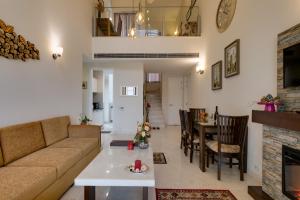 Cozy 2BHK Apartment with highspeed WiFi and private kitchen near Golf Course Road, Gurgaon