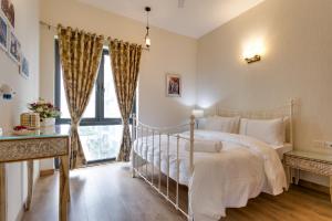 Cozy 2BHK Apartment with highspeed WiFi and private kitchen near Golf Course Road, Gurgaon