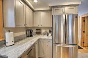 Luxe Cabin BBQ, Deck, 2 Mi to Cranmore Mtn Resort