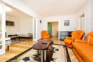 3 room central apartmend 90m2 parking for one car fifth floor and the building does not have an elevator