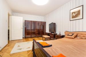 3 room central apartmend 90m2 parking for one car fifth floor and the building does not have an elevator