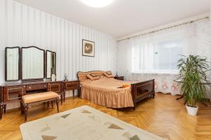 3 room central apartmend 90m2 parking for one car fifth floor and the building does not have an elevator