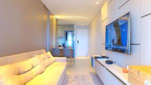 LUXO 1406 - Quarto e Sala com Varanda no Coração da Ponta Verde