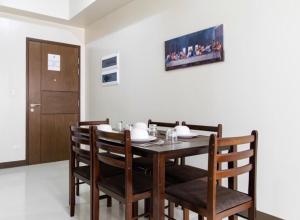 Spacious 2 Bed 2 Bath Venice Canal Mall Mckinley Hill BGC