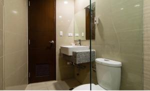 Spacious 2 Bed 2 Bath Venice Canal Mall Mckinley Hill BGC