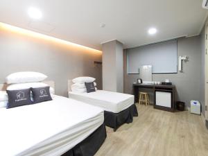 Phòng Hai Giường Đơn Loại Sang (Deluxe Twin Room)