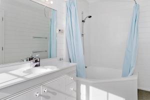 Kiwi Kuta with direct beach access -Matarangi Home
