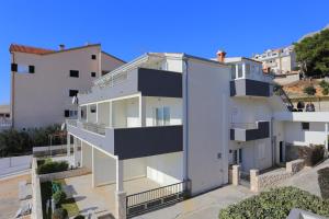 Apartments by the sea Stanici Omis 2775