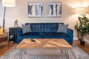 Rustic Modern 2 Bed 2 Bath with Lakeview Pool and Hot Tub - Panorama