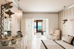 Family Suite Sea View with Whirlpool Spa (Jazzi))