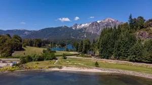 Casa en Llao Llao con vista al lago y campo de golf - Peulla