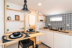 Historical Alfama, building top, 5mn to train and subway