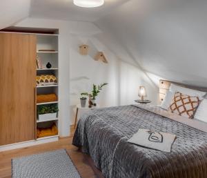 4 Trees Apartments by Adrez