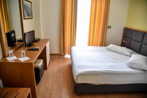 Single Room with Bathroom room in Hotel Cajupi