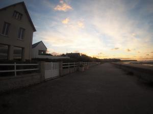 Gites "Pieds dans LEau" ou "Plage" en FRONT DE MER à Asnelles , 3km dArromanches, 10km de Bayeux