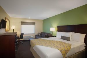 Deluxe King Room - Non-Smoking room in Baymont by Wyndham Jefferson City