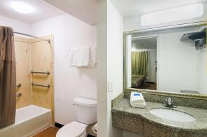 Deluxe King Room - Non-Smoking room in Studio 6-Tyler TX - Northwest