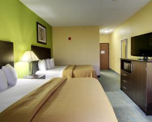 Queen Room with Two Queen Beds - Non-Smoking room in Quality Inn Litchfield Route 66