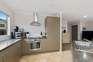 Beauty on Bream Bay - Ruakaka Holiday Home