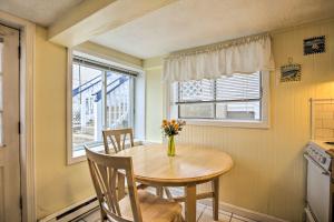 Apartment room in Airy Coastal Getaway - Walk to Hampton Beach!