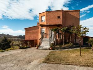 Quaint Farmhouse in Plagiari surrounded with Olive Trees Thessaloníki Greece