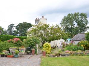 Spacious holiday home in Llangeler near River