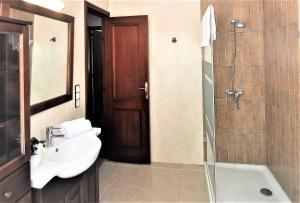 Villa LAS ENCINAS-en el pueblo de Esporles- Mallorca