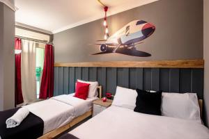 The Terminal 1 Stay - Steps From Nightlife and Airport