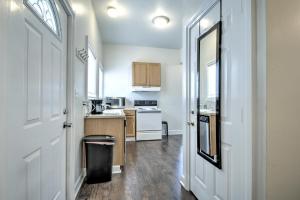 Hosteeva Capitol Hill 2BR Apt - 7 Walking Distance to Dining