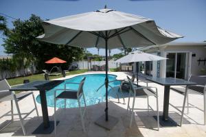 Heated pool ,3 bedroom bungalow ,minutes from the beach