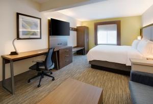 Standard King Room with Sofa Bed room in Holiday Inn Express & Suites Bradley Airport an IHG Hotel