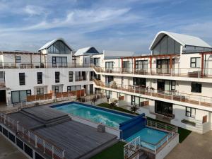 Modern Beachfront with swimming pool- 27 Azure, Blouberg, Cape Town