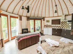 Island Yurt - Overbury
