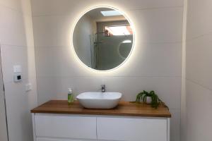 BAY OF FIRES BEACH SHACK ocean views from a modern Beachhouse