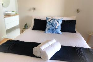 BAY OF FIRES BEACH SHACK ocean views from a modern Beachhouse