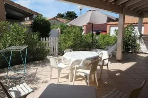 Belle villa climatisée avec 2 chambres, terrasse en angle, parking privatif dans résidence sécurisée piscine commune 800 m de la mer LRCS151 - Cers