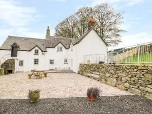 Tai Ucha - Cerrig-y-Druidion