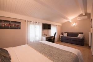 Hotels Logis Hotel Le Petit Casset : Chambre Quadruple - Non remboursable