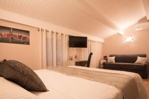 Hotels Logis Hotel Le Petit Casset : Chambre Quadruple - Non remboursable